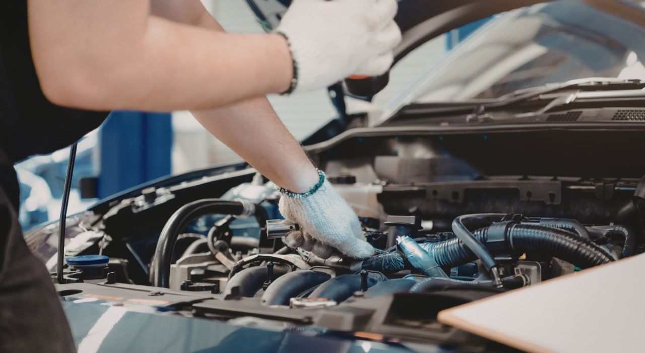 Person, die ein Auto inspiziert