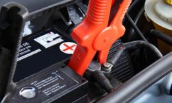 Anschliessen und Abklemmen der Autobatterie